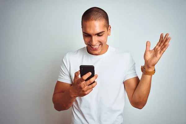 Jovem Homem Bonito Usando Smartphone Sobre Fundo Isolado Amarelo Muito — Fotografia de Stock