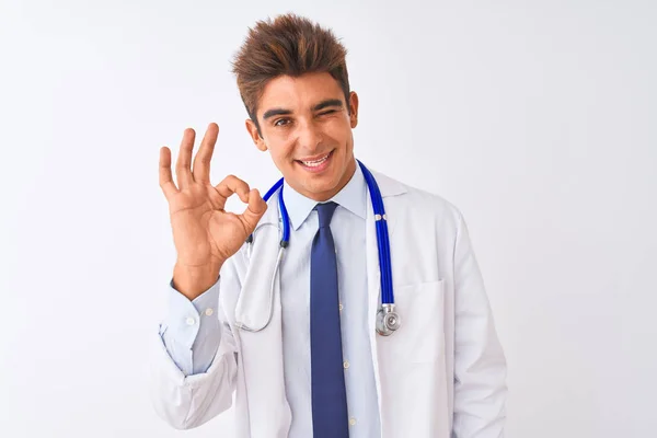 Jovem Médico Bonito Homem Vestindo Estetoscópio Sobre Fundo Branco Isolado — Fotografia de Stock
