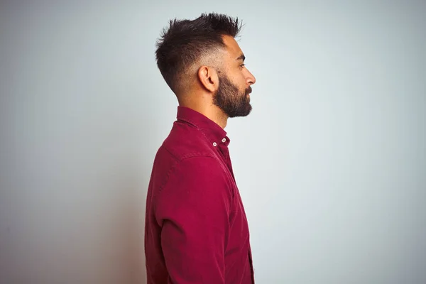 Hombre Indio Joven Con Camisa Elegante Roja Pie Sobre Fondo — Foto de Stock