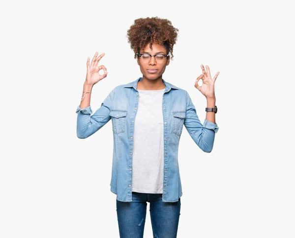 Bela Jovem Afro Americana Usando Óculos Sobre Fundo Isolado Relaxar — Fotografia de Stock