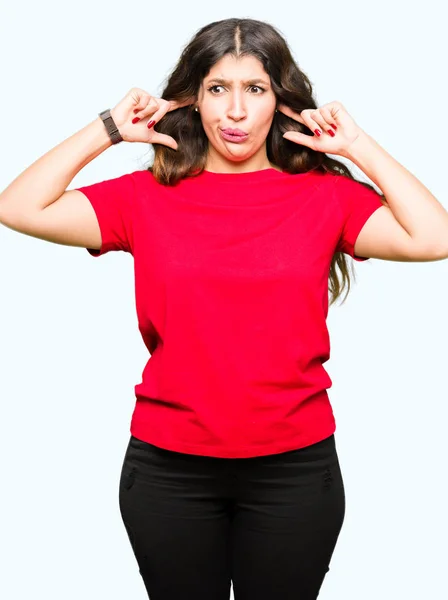 Junge Schöne Frau Lässigem Shirt Die Die Ohren Mit Den — Stockfoto