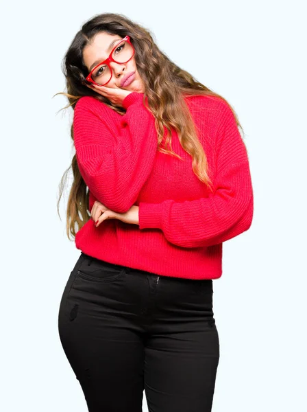Junge Schöne Frau Mit Roter Brille Die Müde Und Gelangweilt — Stockfoto