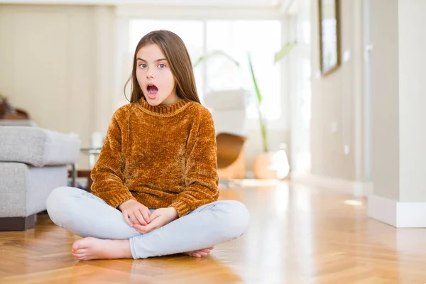 Hermosa Niña Joven Sentada Suelo Casa Asustada Sorprendida Con Expresión — Foto de Stock