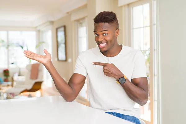 Bel Homme Afro Américain Sur Table Blanche Maison Étonné Souriant — Photo