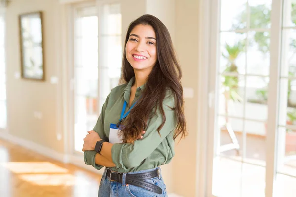 Joven Hermosa Mujer Negocios Con Tarjeta Identificación Sonriendo Confiado Con — Foto de Stock