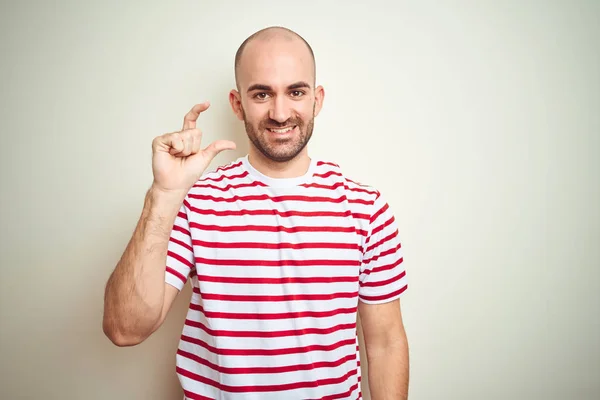 수염을 대머리 캐주얼 스트라이프 티셔츠 미소와 자신감 손으로 크기의 기호를 — 스톡 사진
