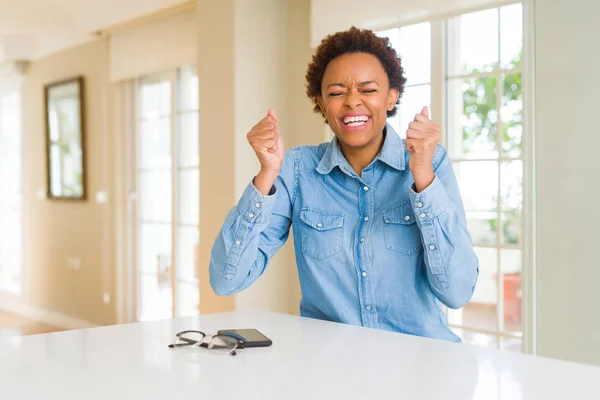 Jonge Mooie Afro Amerikaanse Vrouw Enthousiast Voor Succes Met Armen — Stockfoto