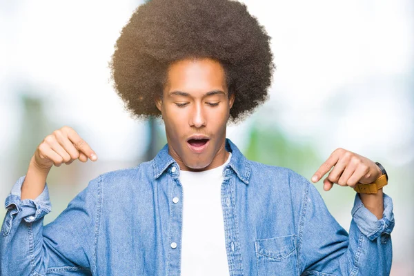 Unga Afrikanska Amerikanska Mannen Med Afro Hår Peka Ner Med — Stockfoto