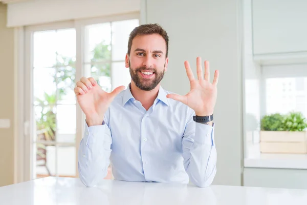 Knappe Zakelijke Man Tonen Wijzend Met Vingers Nummer Zes Terwijl — Stockfoto