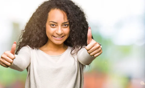 Joven Chica Hermosa Con Pelo Rizado Usando Suéter Casual Aprobación — Foto de Stock