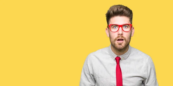 Joven Hombre Negocios Guapo Con Gafas Asustado Sorprendido Con Expresión —  Fotos de Stock