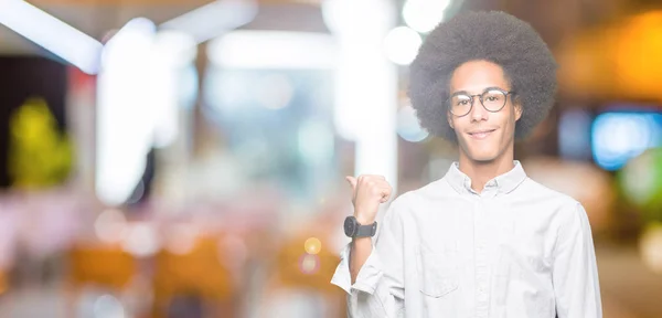 Giovane Uomo Afro Americano Con Capelli Afro Indossando Occhiali Sorridenti — Foto Stock