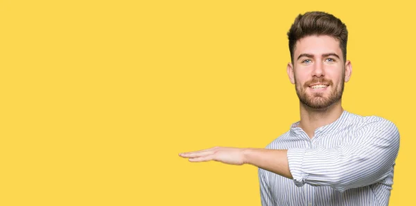 Homem Bonito Jovem Gesticulando Com Mãos Mostrando Grande Grande Sinal — Fotografia de Stock