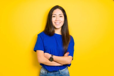 Çapraz kol ve sm ile duran güzel genç esmer kadın