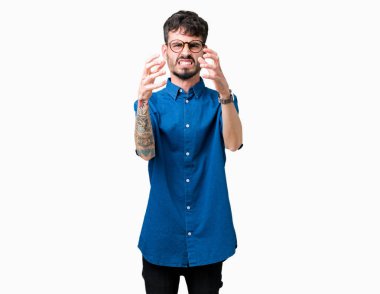 Üzerinde gözlük takan genç yakışıklı adam arka plan boğazlamak istiyor eller öfke ile sinirli bağıran kızgın bağırıyor izole