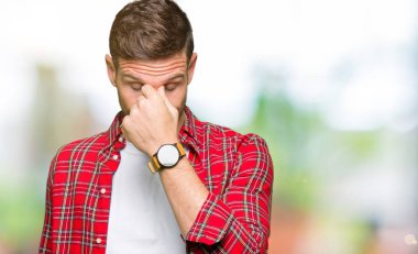 Yakışıklı adam rahat gömlek yorgun sürtünme burun ve göz yorgunluğu ve baş ağrısı hissediyor. Stres ve hayal kırıklığı kavramı.