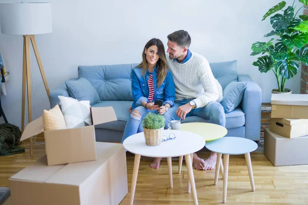 Yeni evimizde genç ve güzel bir çift. 