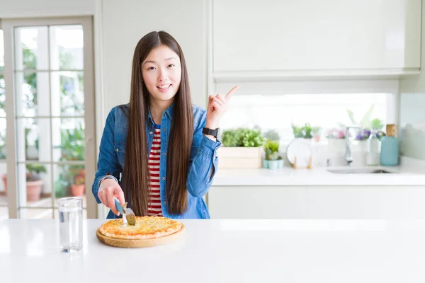 Piękna Azjatycka Kobieta Jedzenia Cięcia Chesse Pizza Bardzo Szczęśliwy Wskazując — Zdjęcie stockowe