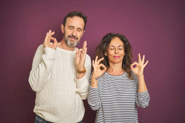 Belo Casal Meia Idade Vestindo Camisola Inverno Sobre Fundo Roxo — Fotografia de Stock