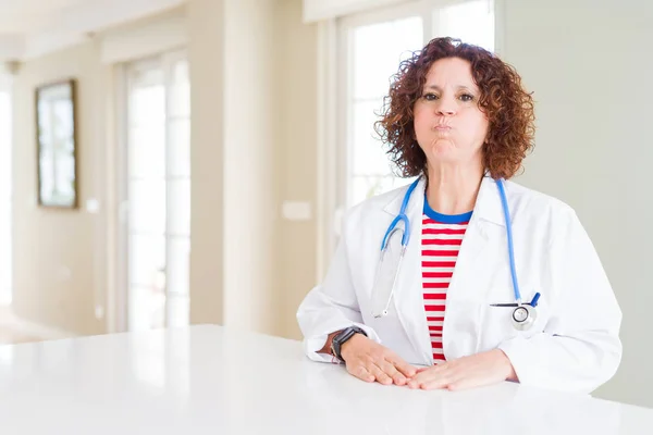 Senior Doctor Vrouw Het Dragen Van Medische Gewaad Kliniek Puffing — Stockfoto