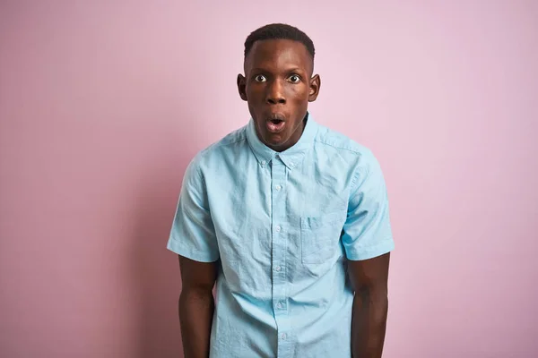 Hombre Afroamericano Vistiendo Camisa Azul Casual Pie Sobre Fondo Rosa —  Fotos de Stock