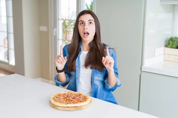 Mulher Bonita Comendo Pizza Saborosa Caseira Cozinha Surpreso Surpreso Olhando — Fotografia de Stock