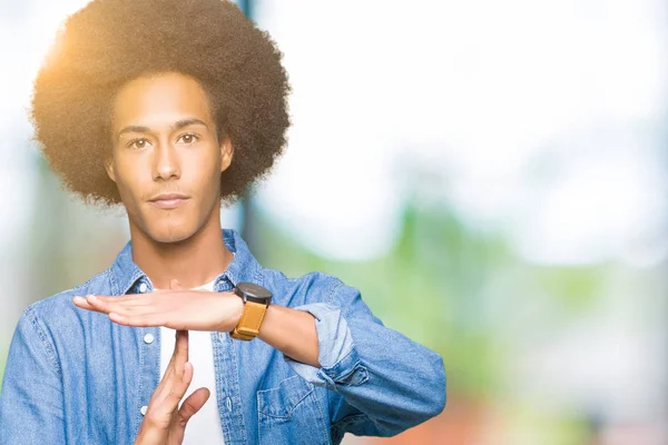 Unga Afroamerikanska Man Med Afro Hår Göra Timeout Gest Med — Stockfoto