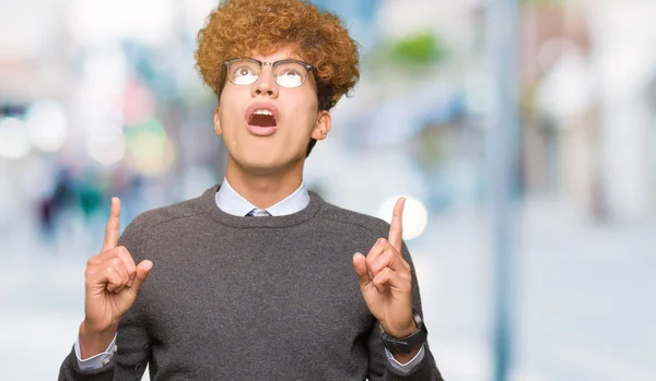 Jovem Homem Negócios Bonito Com Cabelo Afro Vestindo Óculos Espantado — Fotografia de Stock