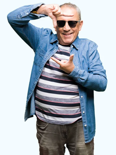 Handsome Senior Man Klädd Jeans Jacka Och Sol Glasögon Leende — Stockfoto