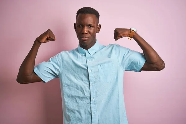 Afro Amerikai Férfi Viselt Kék Alkalmi Ing Álló Elszigetelt Rózsaszín — Stock Fotó