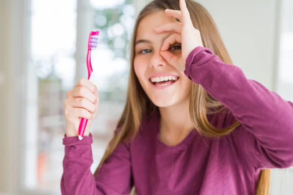 Красива Молода Дівчинка Яка Тримає Рожеву Зубну Щітку Щасливим Обличчям — стокове фото
