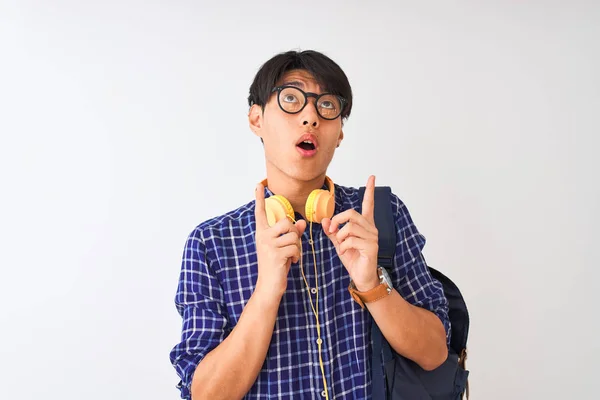 Chinois Étudiant Homme Portant Sac Dos Écouteurs Sur Fond Blanc — Photo