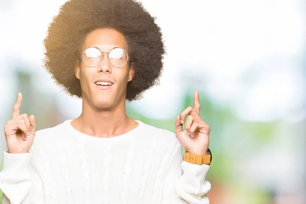 Young African American Man Afro Hair Wearing Glasses Amazed Surprised — Stock Photo, Image