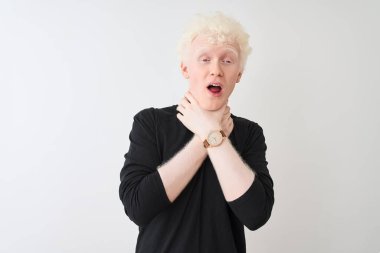 Genç albino sarışın adam siyah t-shirt giyen izole beyaz arka plan üzerinde bağırarak ve boğulma çünkü acı boğmak ayakta. Sağlık sorunu. Boğulma ve intihar kavramı.