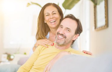 Evde kanepede oturan orta yaş romantik çift