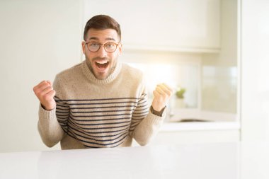 Genç yakışıklı adam evde gururla çığlık gözlük ve zafer ve başarı çok heyecanlı kutluyor, duygu tezahürat