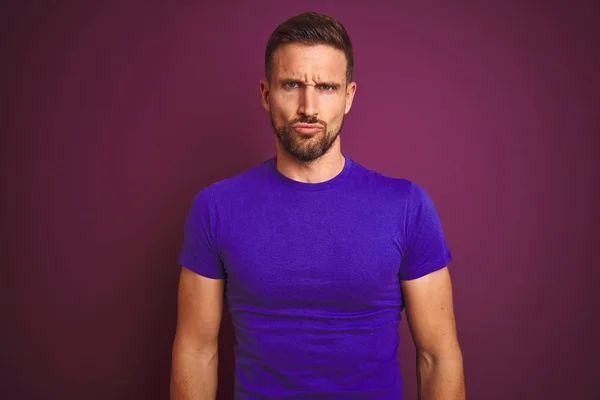 Joven Hombre Vistiendo Casual Camiseta Púrpura Sobre Lila Aislado Fondo —  Fotos de Stock