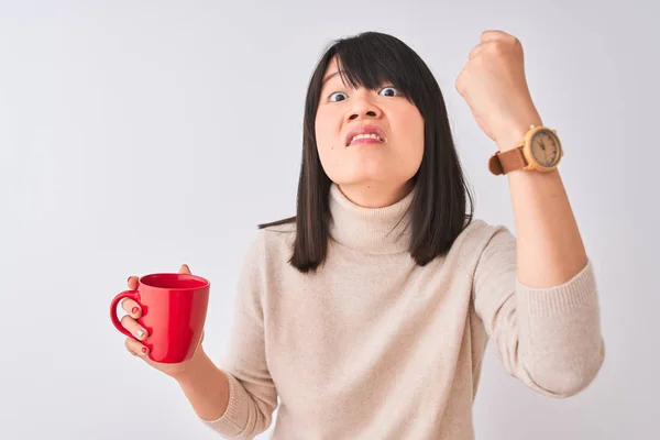 Jonge Mooie Chinese Vrouw Drinken Rode Kopje Koffie Geïsoleerde Witte — Stockfoto
