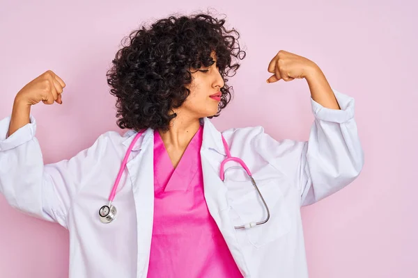 Junge Arabische Ärztin Mit Lockigem Haar Stethoskop Über Isoliertem Rosa — Stockfoto