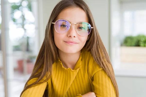 Menina Bonita Garoto Vestindo Óculos Relaxado Com Expressão Séria Rosto — Fotografia de Stock