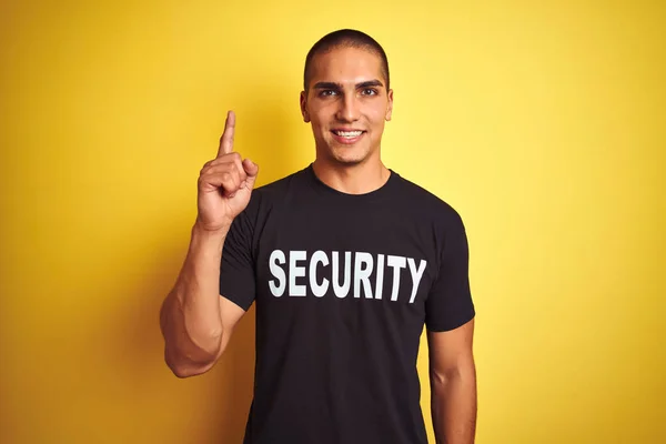 Jovem Homem Salvaguarda Com Shirt Segurança Sobre Fundo Isolado Amarelo — Fotografia de Stock