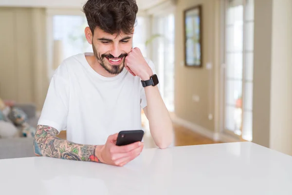Dövmeile Genç Adam Akıllı Telefon Kullanarak Rahat Beyaz Shirt Giyen — Stok fotoğraf
