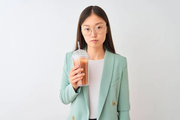 Νεαρή Κινεζική Γυναίκα Πίνοντας Ντομάτα Χυμό Πάνω Από Απομονωμένο Λευκό — Φωτογραφία Αρχείου