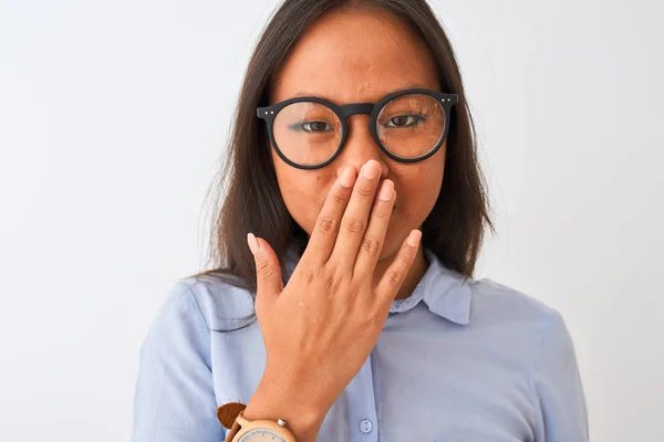 Ung Kinesisk Kvinna Klädd Skjorta Och Glasögon Stående Över Isolerad — Stockfoto