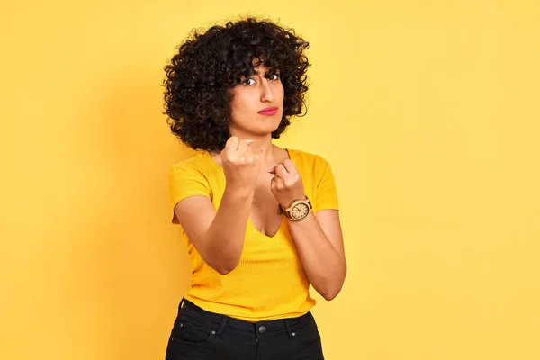 Ung Arabisk Kvinna Med Lockigt Hår Bär Shirt Stående Över — Stockfoto