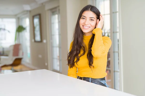 Mulher morena bonita sorrindo alegre com grande sorriso, olhar — Fotografia de Stock