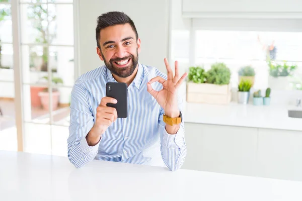 Bonito Homem Negócios Hispânico Usando Smartphone Fazendo Sinal Com Dedos — Fotografia de Stock