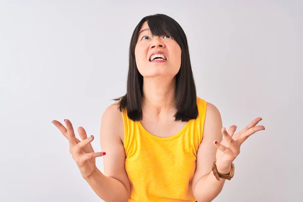 Jonge Mooie Chinese Vrouw Dragen Geel Shirt Geïsoleerde Witte Achtergrond — Stockfoto