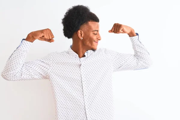 서있는 우아한 셔츠를 아프리카 미국인 남성이 자랑스럽게 웃고있는 근육을 보여줍니다 — 스톡 사진