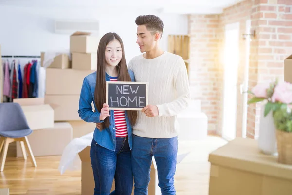 Jonge Mooie Aziatische Paar Glimlachen Happy Holding Blackboard Met Nieuwe — Stockfoto